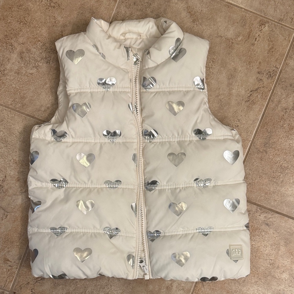 Baby GAP White Puffer Vest with Silver Metallic Heart Detail. Sz 5
